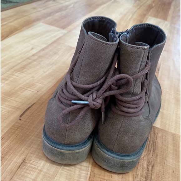 Women’s BNWOB Roxy brown ankle boots in desert sand -Size 9. - Picture 3 of 4